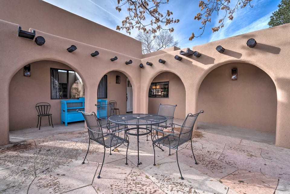 Walk to Santa Fe Plaza & Shops! Adobe Gem w/ Patio House in Santa Fe