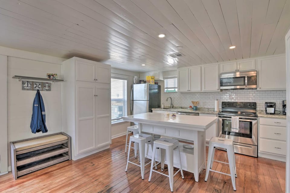 Walk to Beach & State Park! Bungalow in Galveston House in Hitchcock