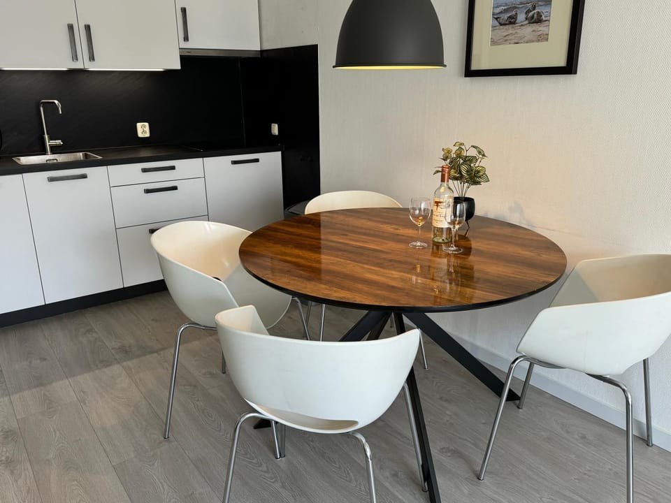 Coffee/tea facilities, Kitchen or kitchenette, Dining area, kitchen