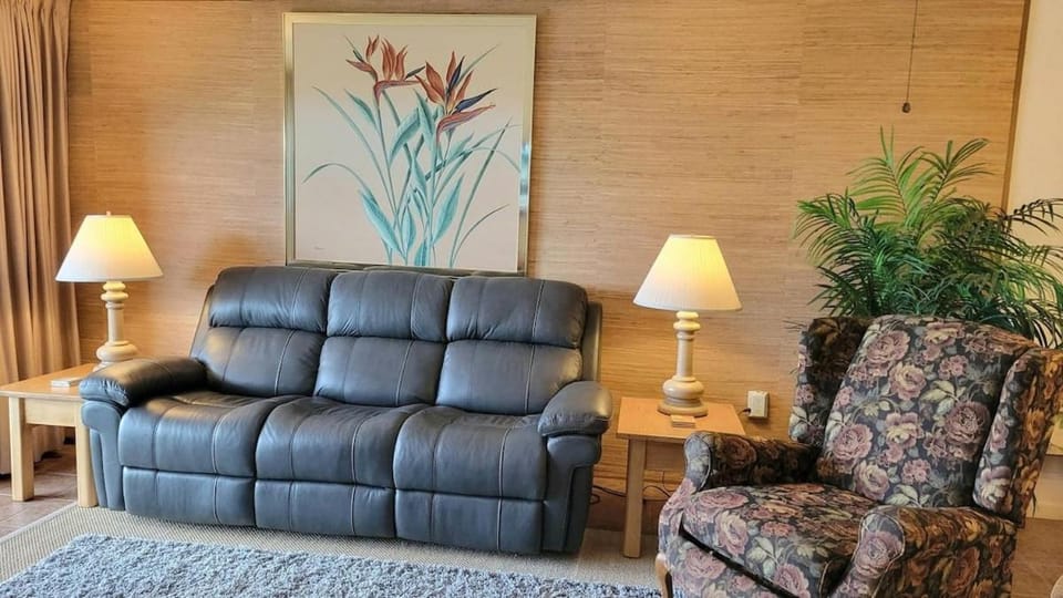 108 - 2 BR Poolside Great View Apartment in Edgewater