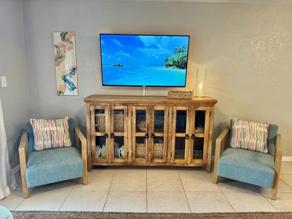 201 - New and Beautifully Decorated 1 bedroom Apartment in Edgewater