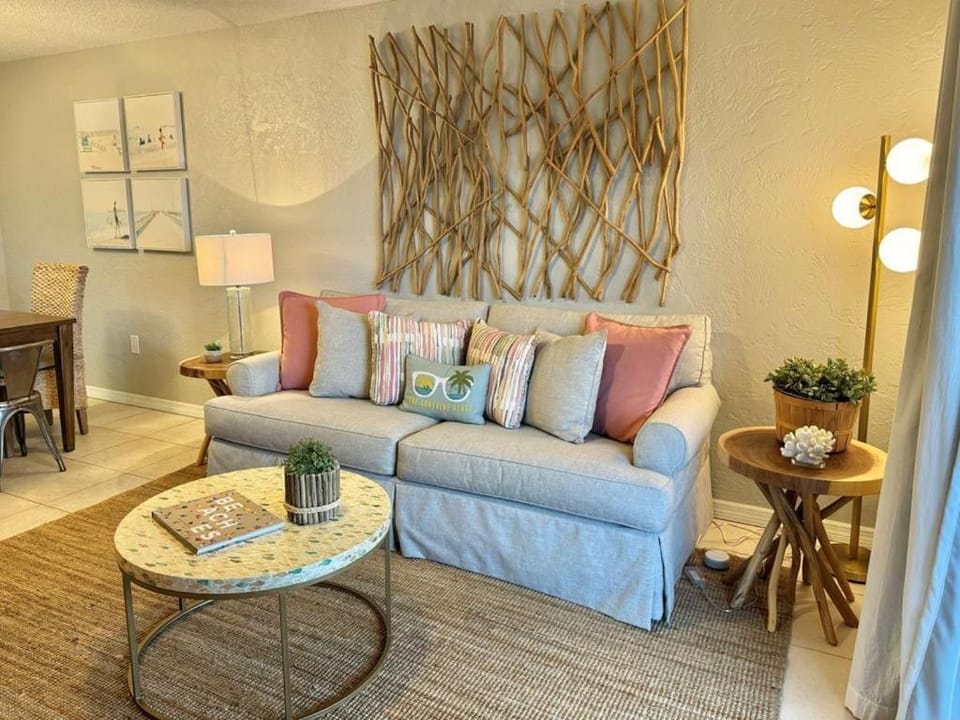 201 - New and Beautifully Decorated 1 bedroom Apartment in Edgewater