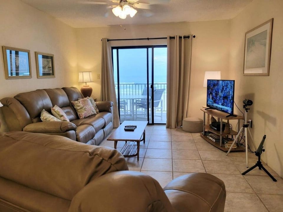 214 - Easy access to beach 2 bedroom oceanfront Apartment in Edgewater