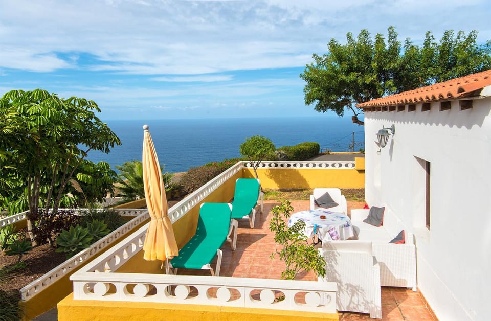 Facade/entrance, View (from property/room), Balcony/Terrace, Balcony/Terrace, Decorative detail, Garden view, Mountain view, Sea view