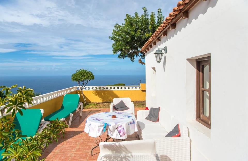 Facade/entrance, View (from property/room), Balcony/Terrace, Balcony/Terrace, Decorative detail, Garden view, Sea view