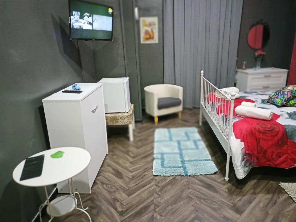 Bed, TV and multimedia, Photo of the whole room, Bedroom