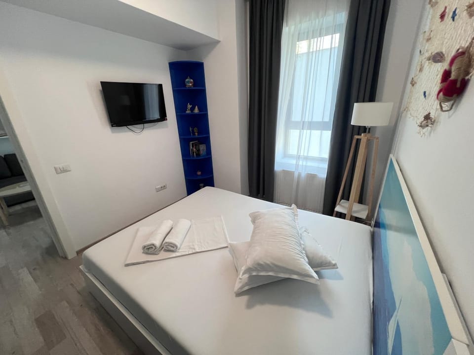 Bed, TV and multimedia, Photo of the whole room, Bedroom, towels