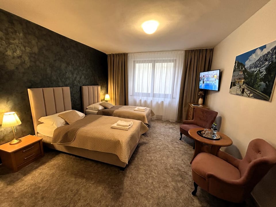 TV and multimedia, Photo of the whole room, Seating area, Bedroom
