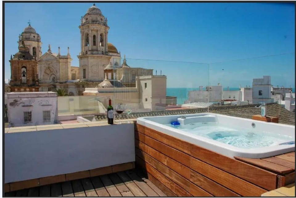 ***** ATTIC WITH IMPRESSIVE VIEWS AND JACUZZI Apartment in Cadiz