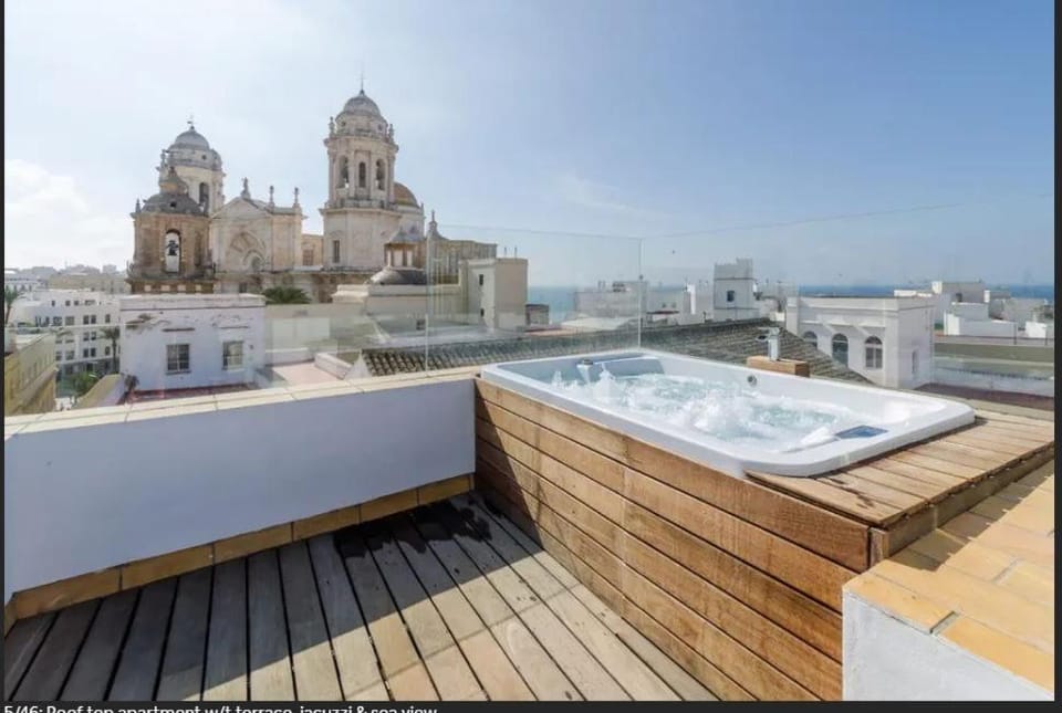 ***** ATTIC WITH IMPRESSIVE VIEWS AND JACUZZI Apartment in Cadiz