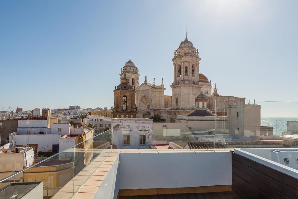 ***** ATTIC WITH IMPRESSIVE VIEWS AND JACUZZI Apartment in Cadiz