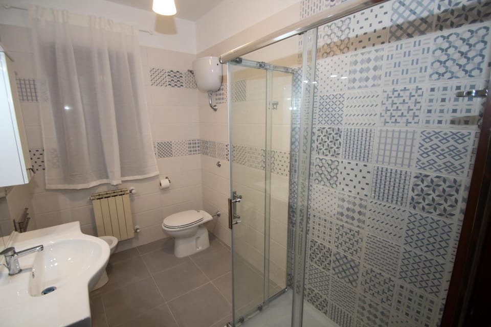 Shower, Toilet, Bathroom, bidet, towels