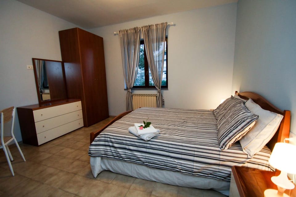 Photo of the whole room, Bedroom, wardrobe