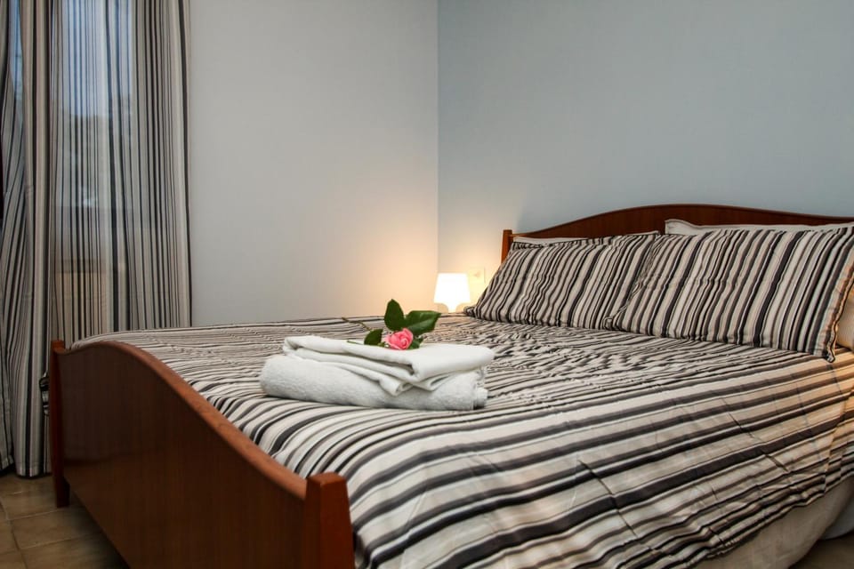 Bedroom, towels