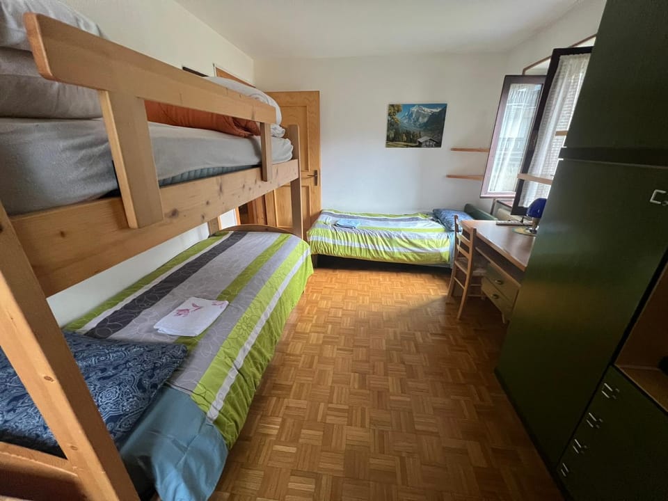 Bed, Photo of the whole room, bunk bed