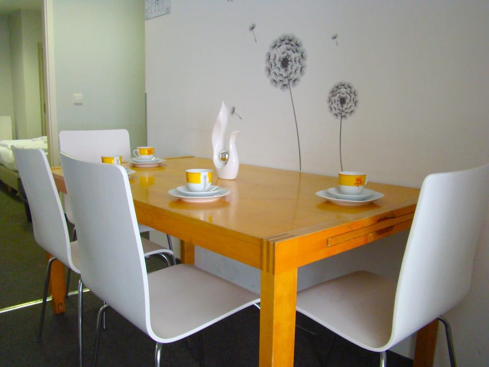 TV and multimedia, Seating area, Dining area