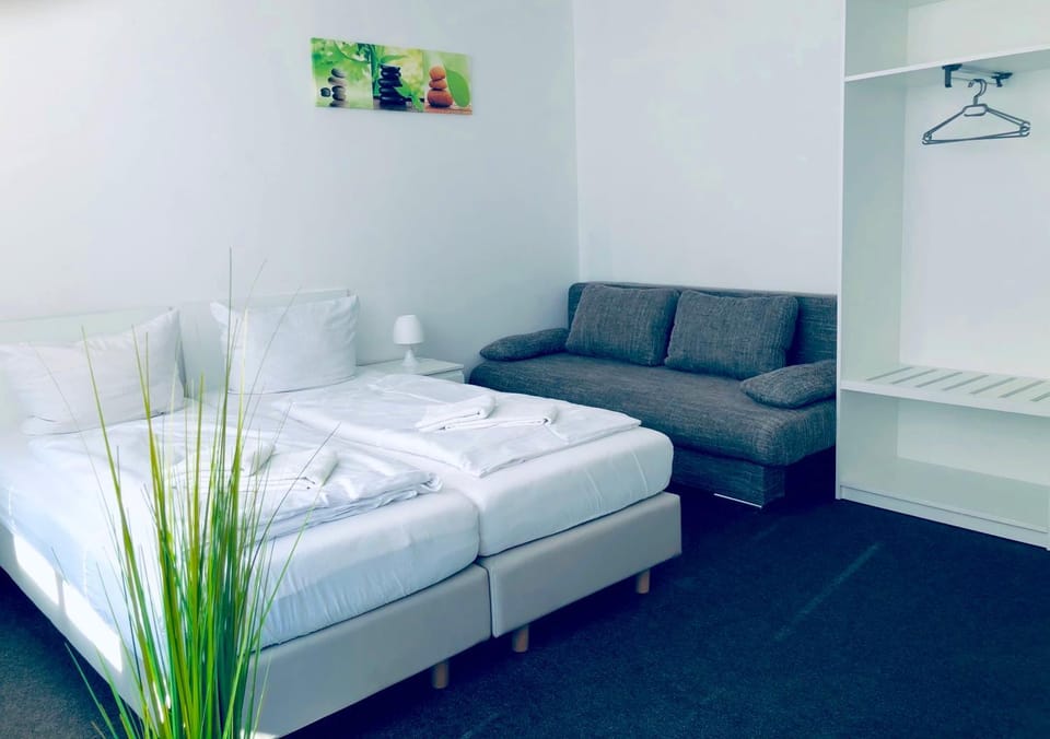 Bed, Seating area, Bedroom