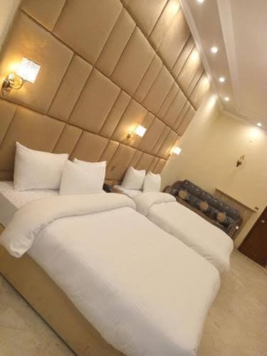 Hotel Elegant Near Karachi Expo Center and Agha Khan Bed and Breakfast in Karachi