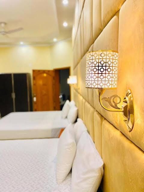 Hotel Elegant Near Karachi Expo Center and Agha Khan Bed and Breakfast in Karachi