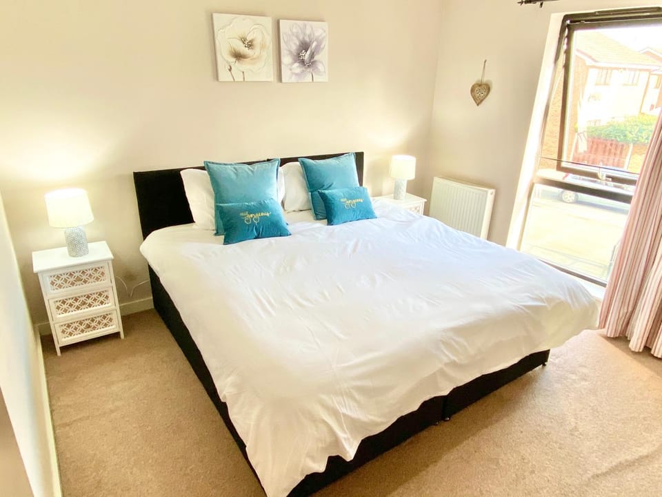 Spacious 5 bed townhouse Manchester, Salford Qauys - Two Bedroom with Parking Apartment in Salford