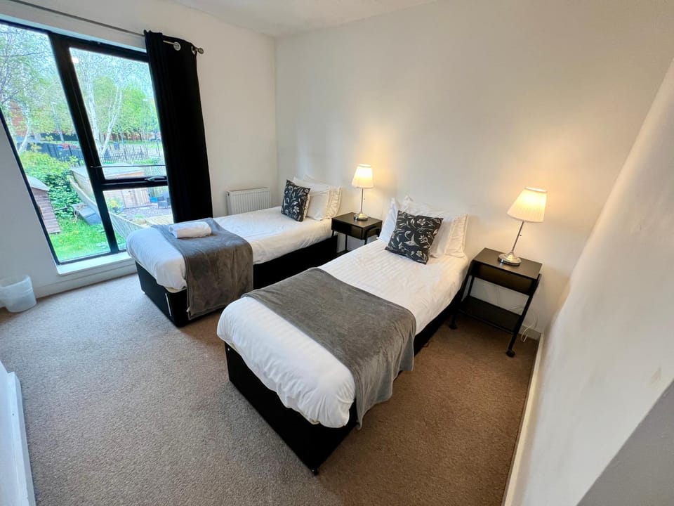Spacious 5 bed townhouse Manchester, Salford Qauys - Two Bedroom with Parking Apartment in Salford
