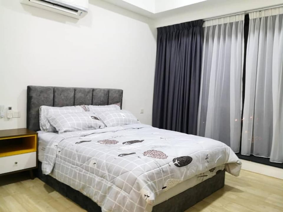 REVO at AURORA PLACE, Pavilion 2, 5 Minutes To AXIATA ARENA BUKIT JALIL FREE WIFI by De Harlequins Guesthouse Apartment in Federal Territory of Kuala Lumpur