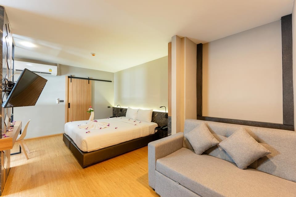 Bed, TV and multimedia, Living room, Photo of the whole room, Seating area, Bedroom