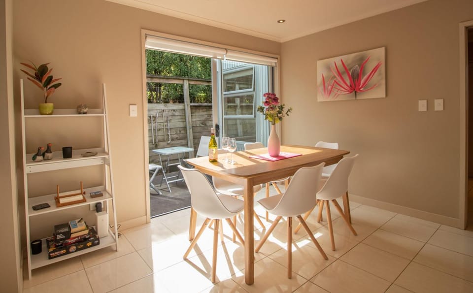 Great Location On Gilbert - 3BR 2 level townhouse House in New Plymouth