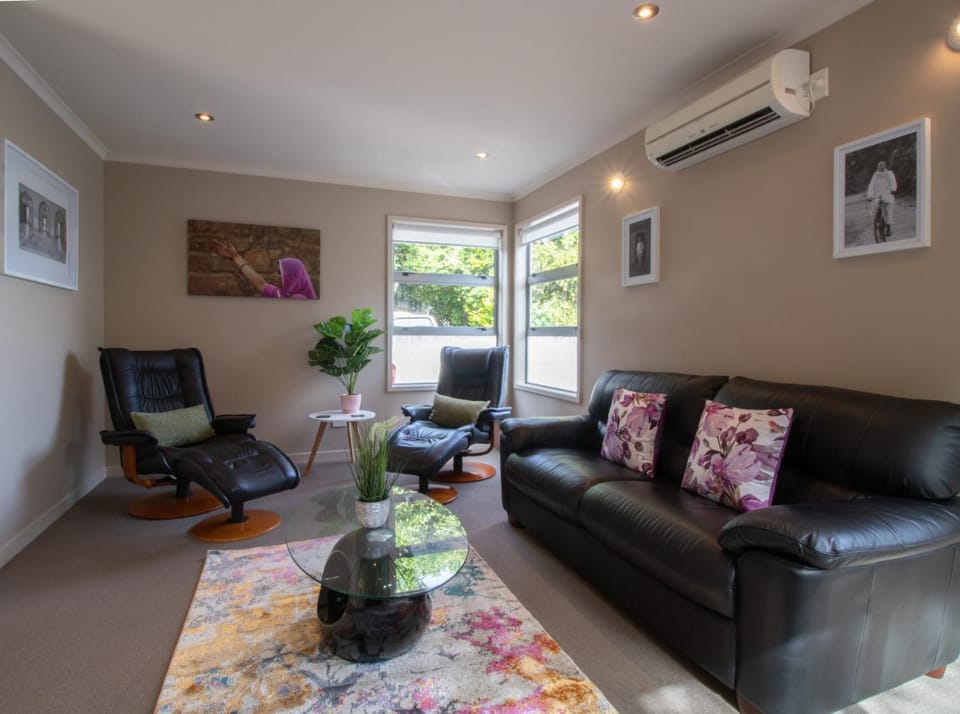 Great Location On Gilbert - 3BR 2 level townhouse House in New Plymouth