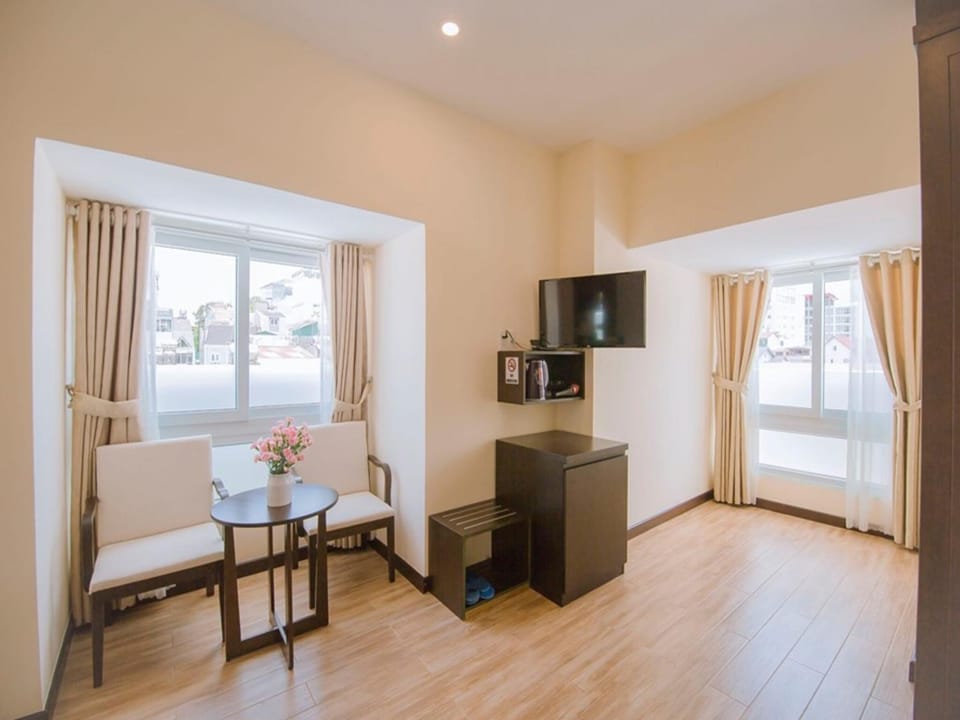 Bed, Photo of the whole room, Seating area, Bedroom