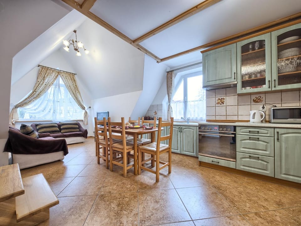 Kitchen or kitchenette, Living room, Seating area, Dining area