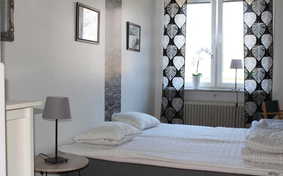Spring, Bed, Day, Seating area, Bedroom
