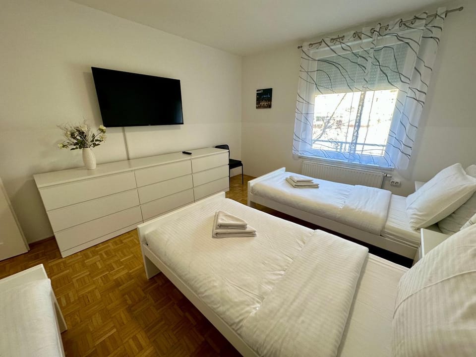 Bed, TV and multimedia, Bedroom