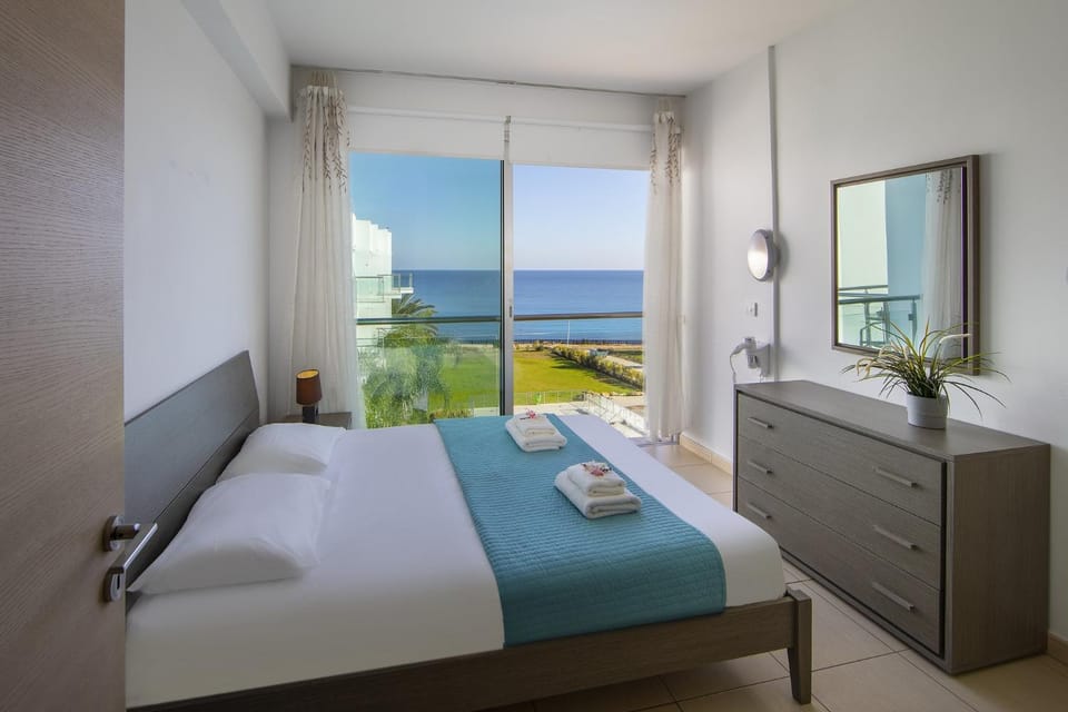 Photo of the whole room, Sea view