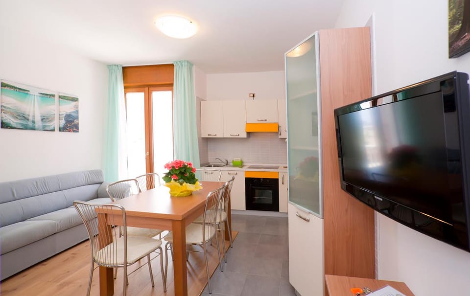 TV and multimedia, Kitchen or kitchenette, Living room, Dining area