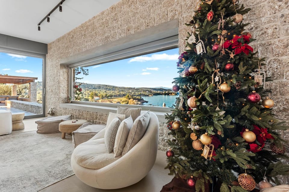 Communal lounge/ TV room, Day, Natural landscape, View (from property/room), Living room, Seating area, Sea view