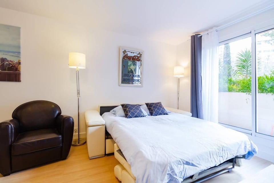 Bed, Living room