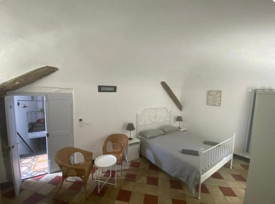 Bed, Photo of the whole room, Seating area, Bedroom