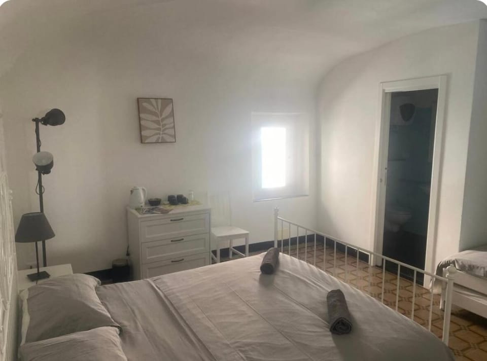 Photo of the whole room, Bedroom, towels