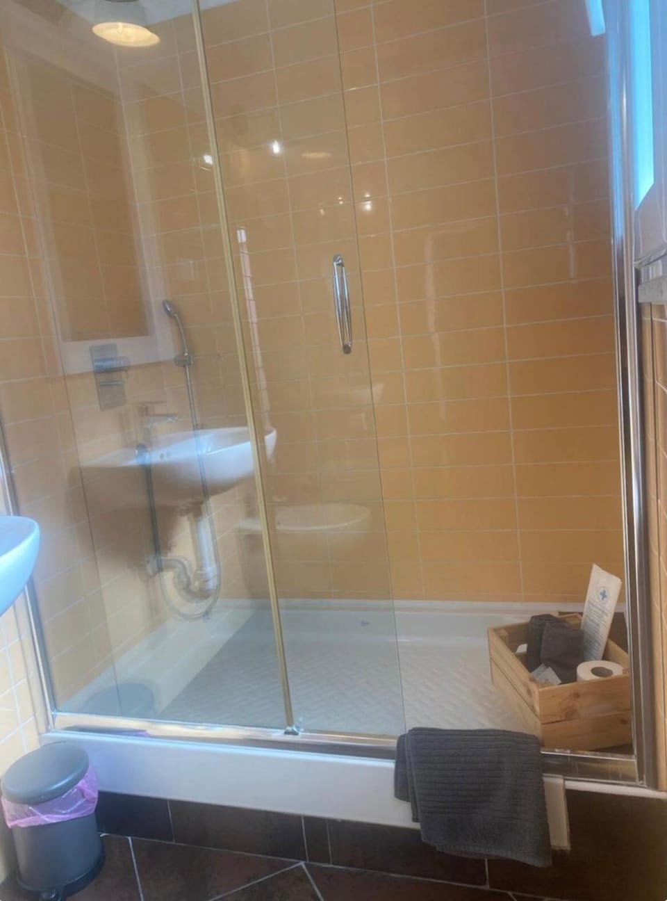 Shower, towels