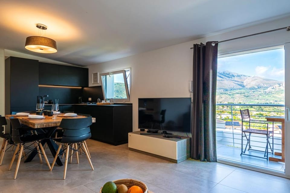 TV and multimedia, Food and drinks, Dining area, Mountain view