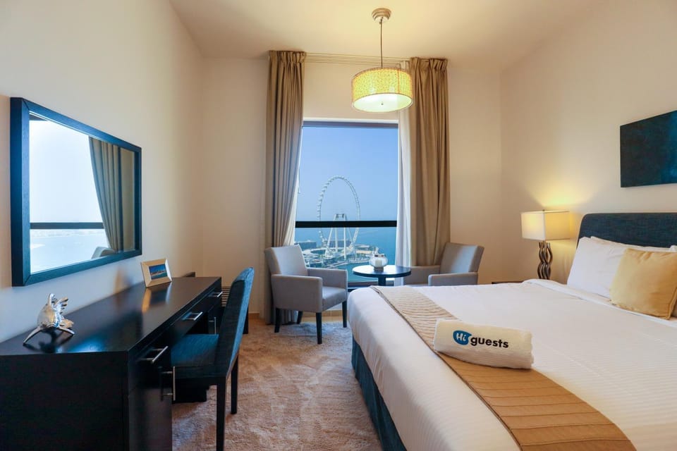 Photo of the whole room, Sea view