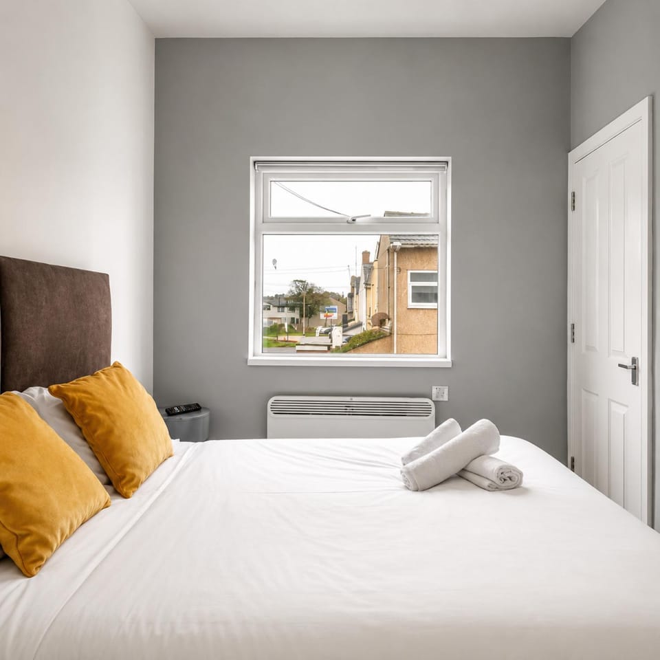 Bed, Bedroom, Street view, Street view, towels