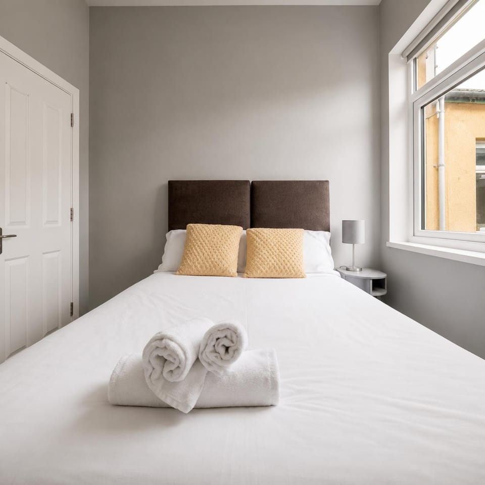 Bed, Neighbourhood, Bedroom, Street view, towels