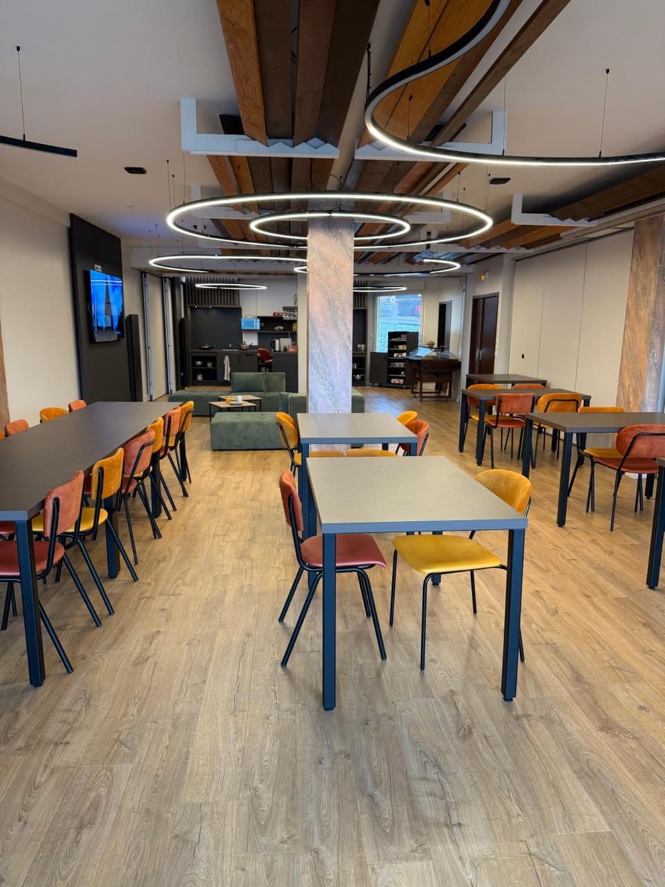 Restaurant/places to eat, Communal lounge/ TV room, Communal kitchen, Area and facilities