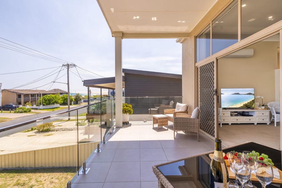 Walk on Birubi 1 WI-FI Boat Parking and Water Views House in Anna Bay
