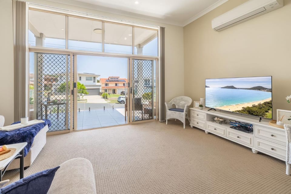 Walk on Birubi 1 WI-FI Boat Parking and Water Views House in Anna Bay