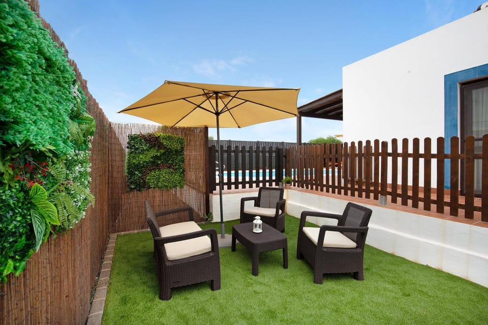 Property building, Balcony/Terrace, Living room