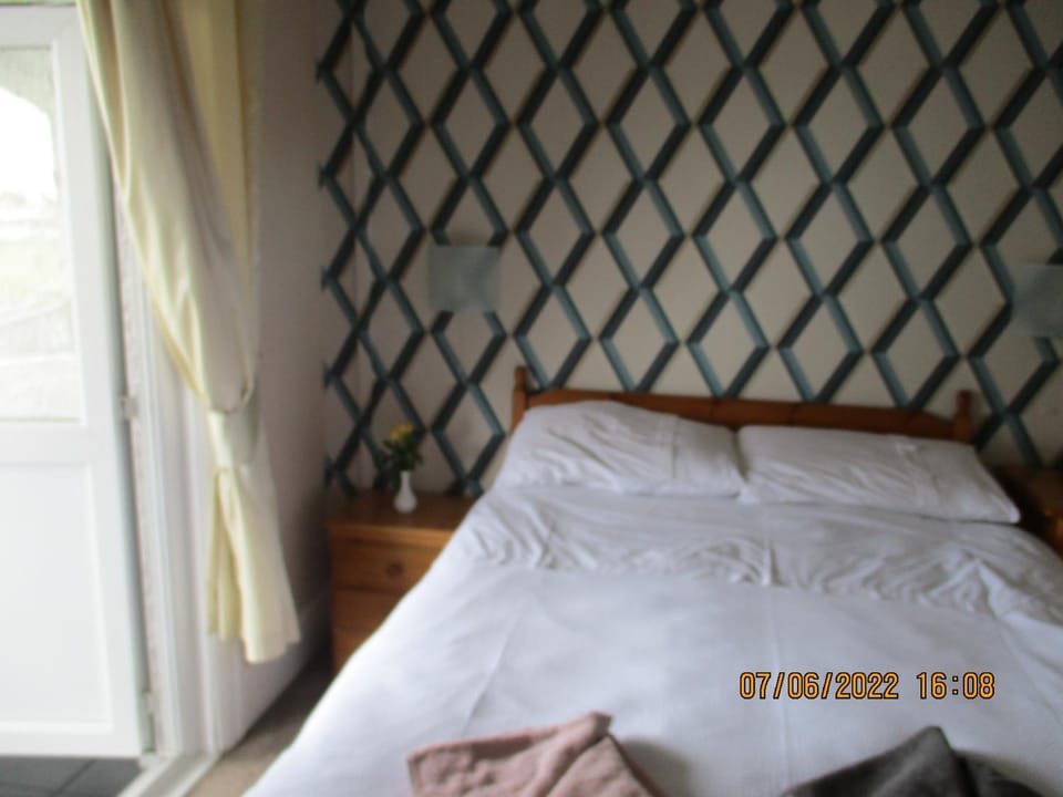Sefton Lodge SEAFRONT ,PANORAMIC SEA VIEW ENSUITE BALCONY ROOMS AVAILABLE, GUEST GARDEN Bed and Breakfast in Paignton