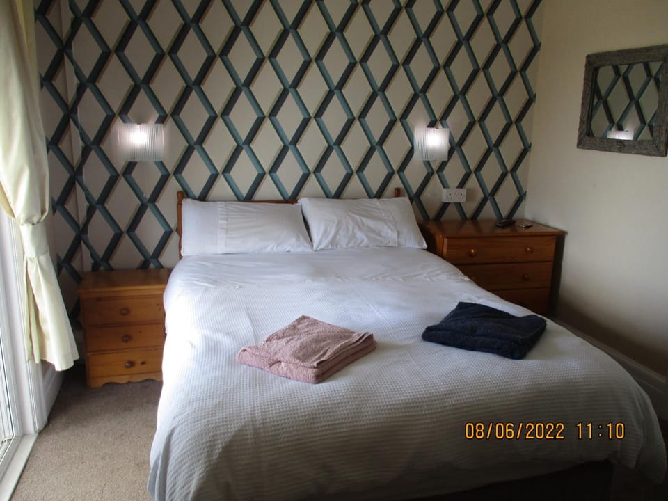 Sefton Lodge SEAFRONT ,PANORAMIC SEA VIEW ENSUITE BALCONY ROOMS AVAILABLE, GUEST GARDEN Bed and Breakfast in Paignton